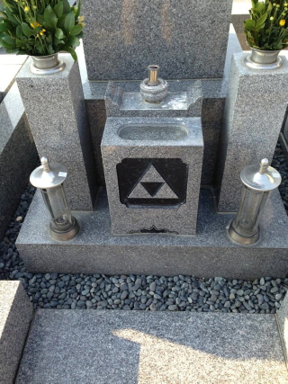 Illustration for article titled Japanese Person Picked Zelda's Triforce for Tombstone, Apparently